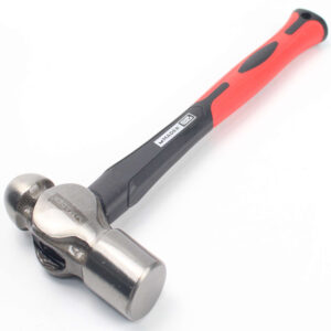 Martillo de bola pesado de 1360g con mango naranja y negro de fibra de vidrio para uso mecánico.