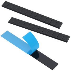 Contrapesos adhesivos para llantas de aluminio en color negro. Dos tiras de acero Fe de 60g divididas en segmentos de 12x5g mostrando la cinta adhesiva de protección azul.