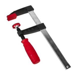 Sargento de carpintería tipo F profesional Kraft&Dele KD10717 de 150x50 mm con fuerza de 300 kg y protectores de mordaza rojos.