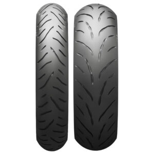 Juego de dos neumáticos Bridgestone T32 GT: vista frontal de los dibujos delantero y trasero.